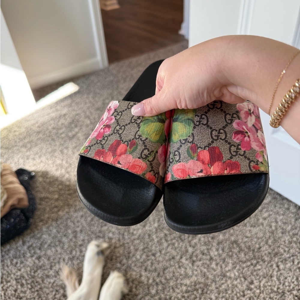 Gucci Women's Black and Pink Floral Sandals - Picture 3 of 7